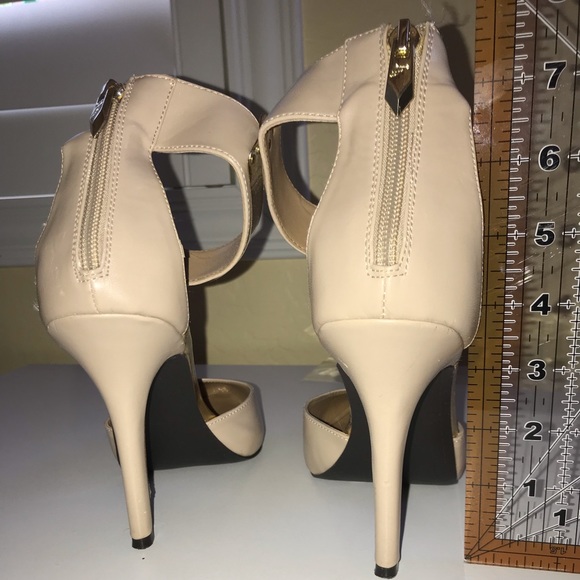 Fergie Palace ankle strap pump in “portrait” - Picture 6 of 8